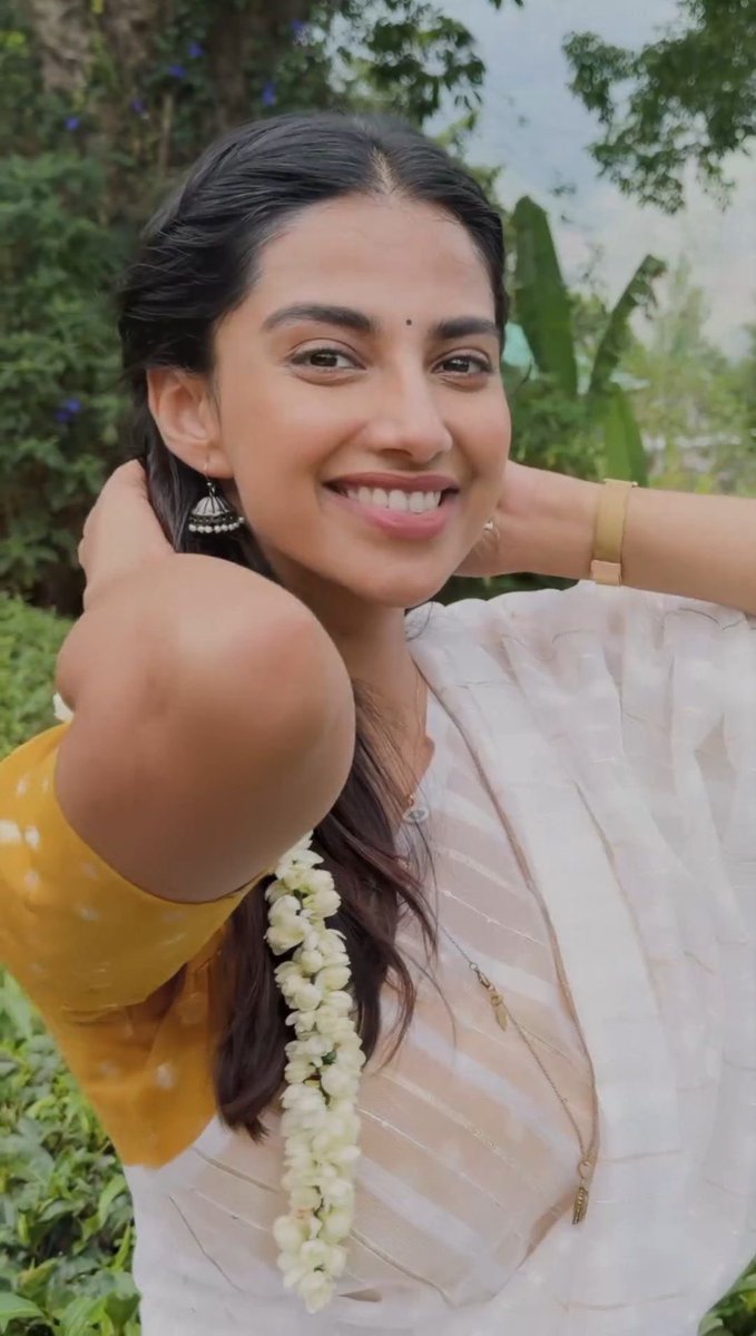 Meenakshi_unoff's tweet photo. Meenakshi Chaudhary in a white saree is the perfect definition of effortless elegance and pure enchantment. https://t.co/hqkeSr3wlM