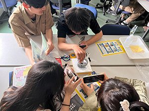 J_PARC's tweet photo. 🏫J-PARC出張授業☀
J-PARCセンターの小松原 健氏による、「霧箱」をテーマとした科学実験教室を翰林日本語学院で実施しました。
https://t.co/uGK2MtKvML https://t.co/Op0m8xc6Eu