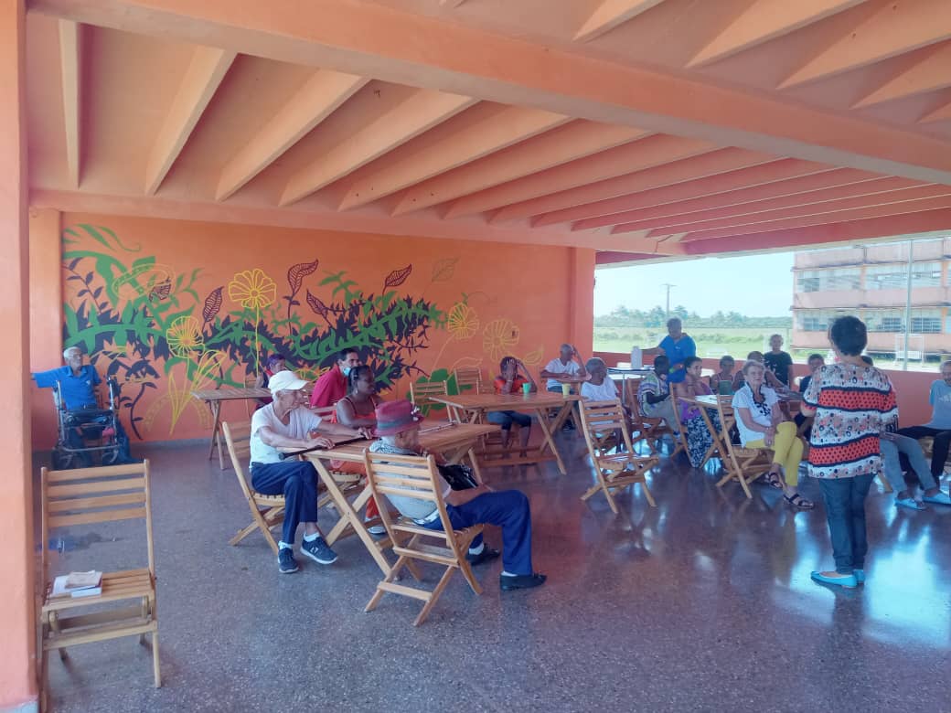 QuisicuabaC's tweet photo. Cada día abordamos temas diferentes en los encuentros grupales entre los convivientes del Centro de Vida Asistida del Campamento Quisicuaba.Hoy tratamos el tema de la autoestima e hicimos énfasis en las palabras y frases mágicas para mejorar nuestros comportamientos. 
#LuzYAmor https://t.co/HUgFqcDxtc