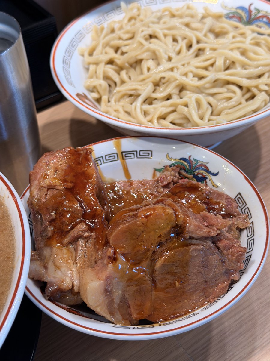 LopchanRamen's tweet photo. ラーメン豚山 荻窪店
つけ麺🍜 小ぶたダブル 白髪ネギ
コール 全部マシマシ生姜アレ（魚粉）🐟
豚の日TP（ボンレスバット 肉塊）🐷x4

5月29日限定豚は甘しょっぱ味な
巨大豚肩ロースの塊🐷デフォ豚は
肉厚バラ肉と多分ウデ肉のMIXで
めちゃくちゃ美味かった🍖
酸味の効いた濃厚つけ麺も最高で腹パン😊 https://t.co/xnxObPrU7v