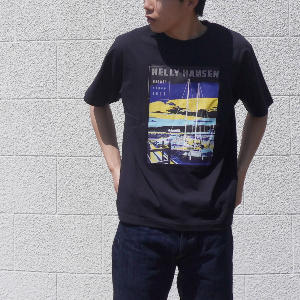 ittenshoshop's tweet photo. ──────────
夏は快適Ｔシャツだね
──────────

人気アイテム♪
北欧のハーバーの1日の移ろいを描いた
グラフィックをあしらってます。
程よいゆとりのある
シルエットがいい感じ

UVケア（UPF15-30、紫外線カット率85％以上）機能付き

https://t.co/OM6jhYV4h7

#ヘリーハンセン https://t.co/pkHCmVylTu
