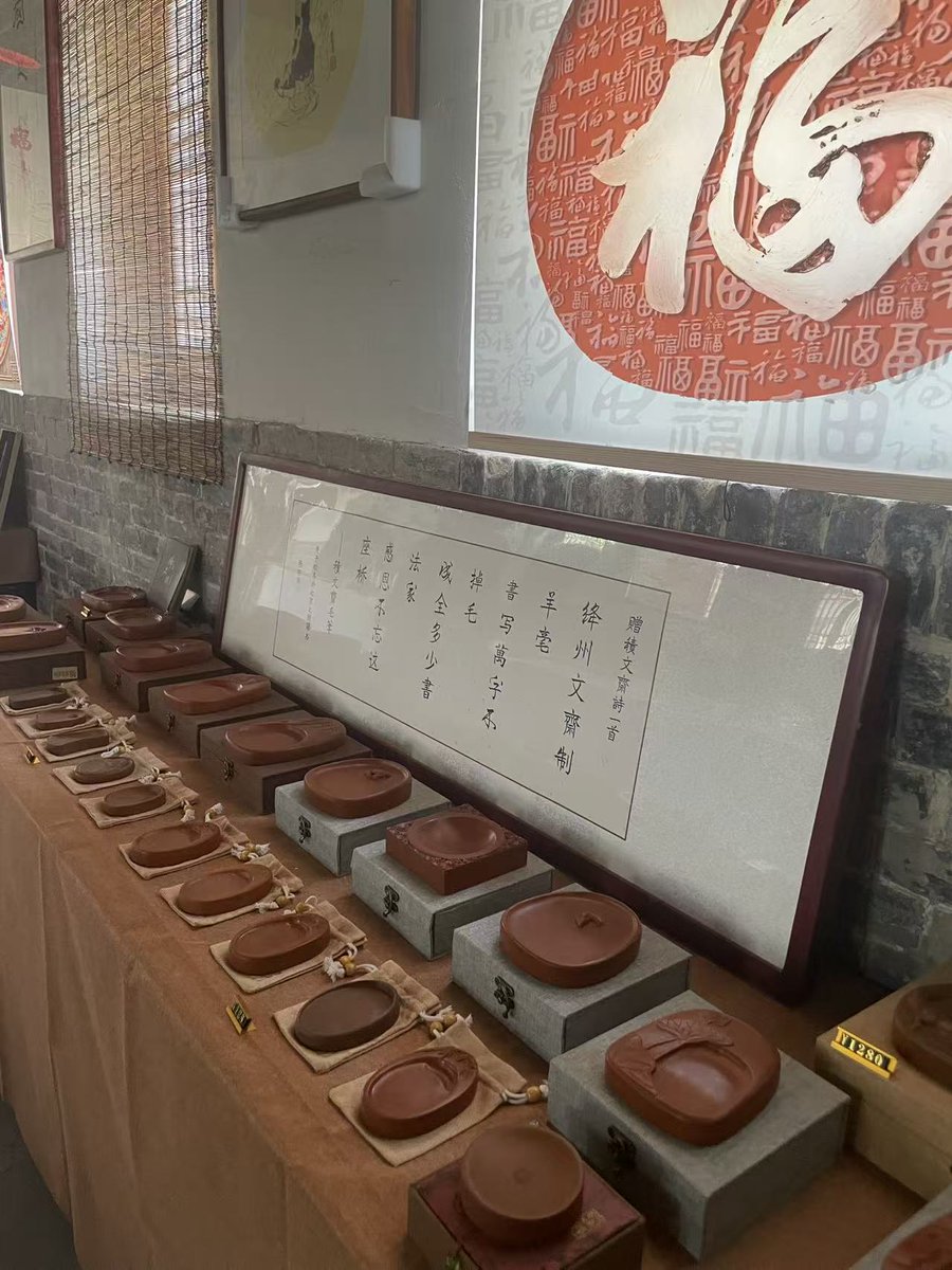 YunHeMing's tweet photo. Every Chinese calligraphy brush is made by hand, one hair at a time✍️This traditional craft involves over 100 steps, from selecting raw hair to shaping the perfect tip. Artisans spend hours ensuring each brush is sharp, neat, round, and resilient. #ChineseCulture #HandmadeCraft https://t.co/ignPAkWWfr