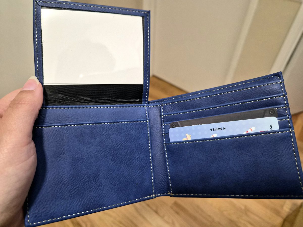 Yumemi_ch's tweet photo. I will have a limited amount of Sakana wallets at PhaseCon booth 14!! Art by @_MelonFox

-ID flap
-5 card slot (one hidden under the ID flap)
-2 additional hidden side slots
-2 storage compartments for bills!! https://t.co/JzgtlZoBK2
