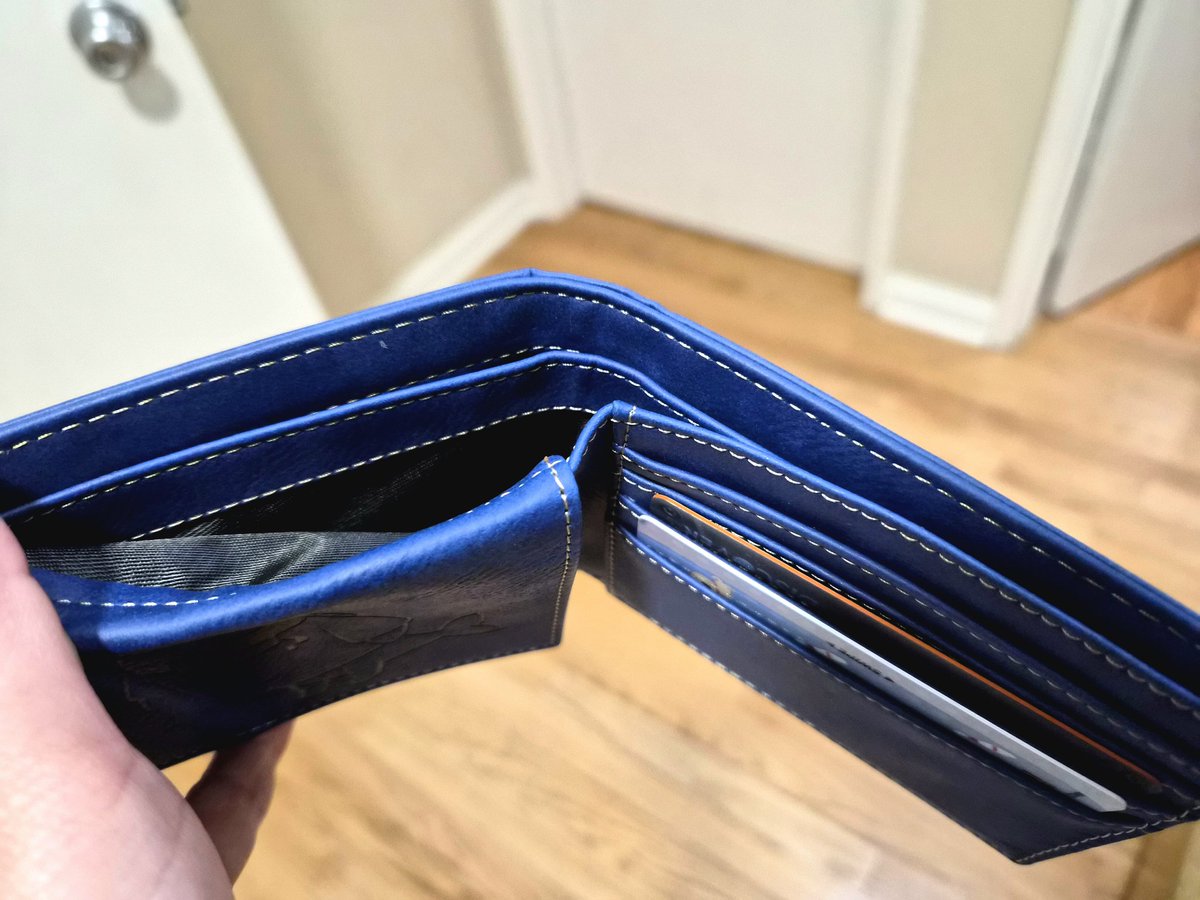 Yumemi_ch's tweet photo. I will have a limited amount of Sakana wallets at PhaseCon booth 14!! Art by @_MelonFox

-ID flap
-5 card slot (one hidden under the ID flap)
-2 additional hidden side slots
-2 storage compartments for bills!! https://t.co/JzgtlZoBK2