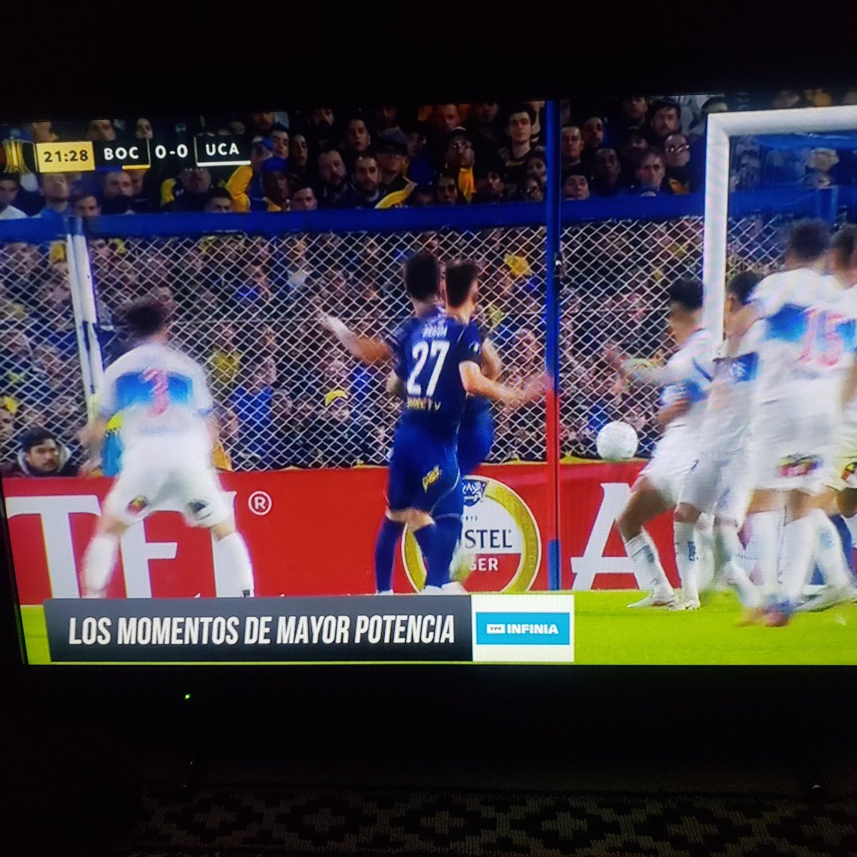DanielRevolArg's tweet photo. Mano a mano: Así quedamos los de @BocaJrsOficial con nuestros primos de @RiverPlate. Tras el papelón, sin #Libertadores, caídos a la #CopaSudamericana en la propia #Bombonera, sin título local y algunos todavía... con poca vergüenza. Por suerte, llega el #Mundial. https://t.co/UZmDsqSXlj