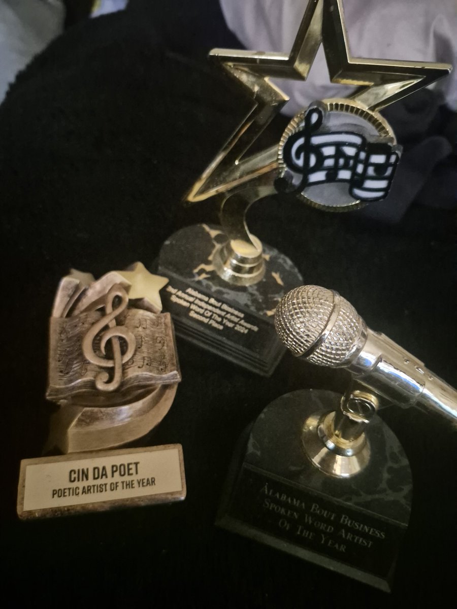 CinPoet's tweet photo. Cin, your opponent writes poetry,,he/she does music....π.. meee tooo!!!π
#justcinfullyspeaking #thatcrazywriterchick #bamabred #1stlady #BoilerRoomBusiness #KHI https://t.co/eaVkR5wcjd