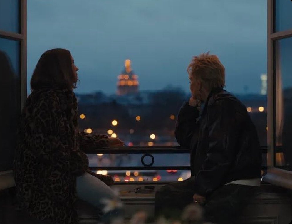 mareedeecuh's tweet photo. Ava wearing Deborah’s coat while Deb wears Ava’s clothes here is so 😭 https://t.co/TpC0zw1XGb