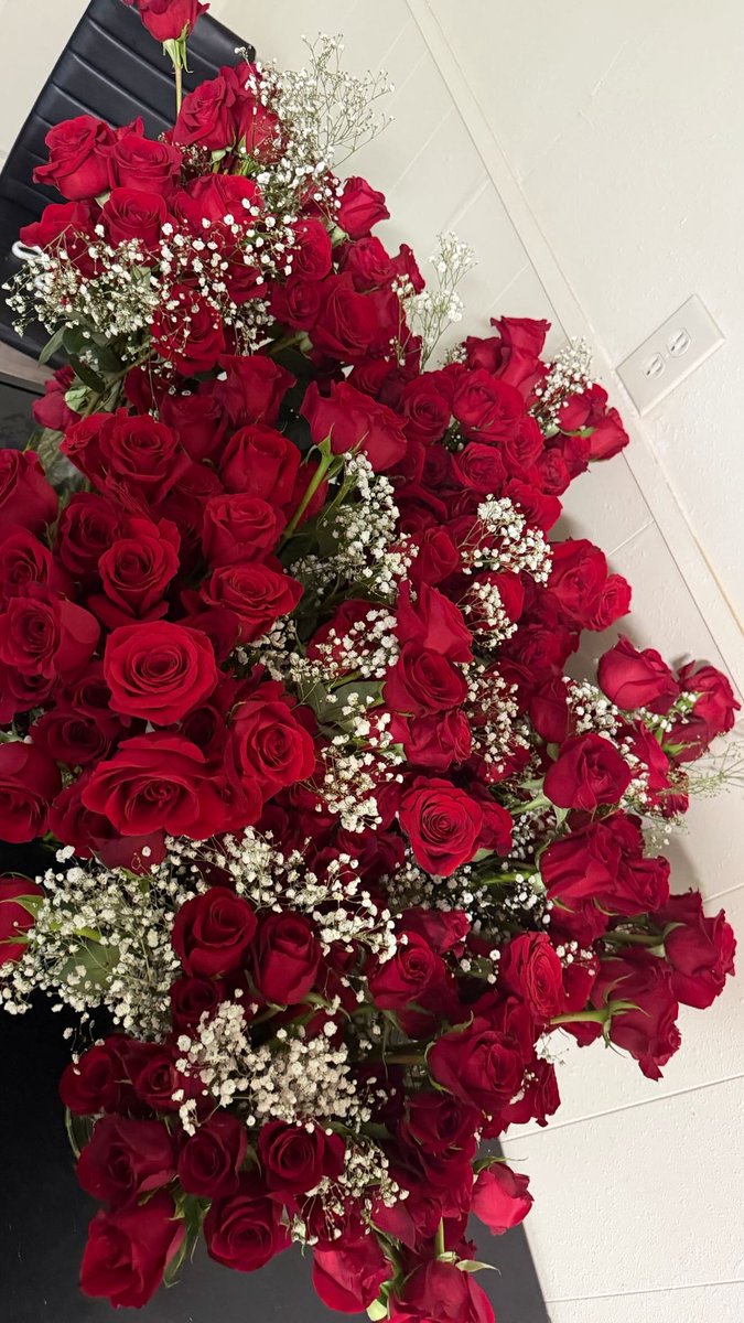 realprettypie's tweet photo. from my man 🥰❤️🫶🏾 300 roses ! https://t.co/KQRTZbt1Dz