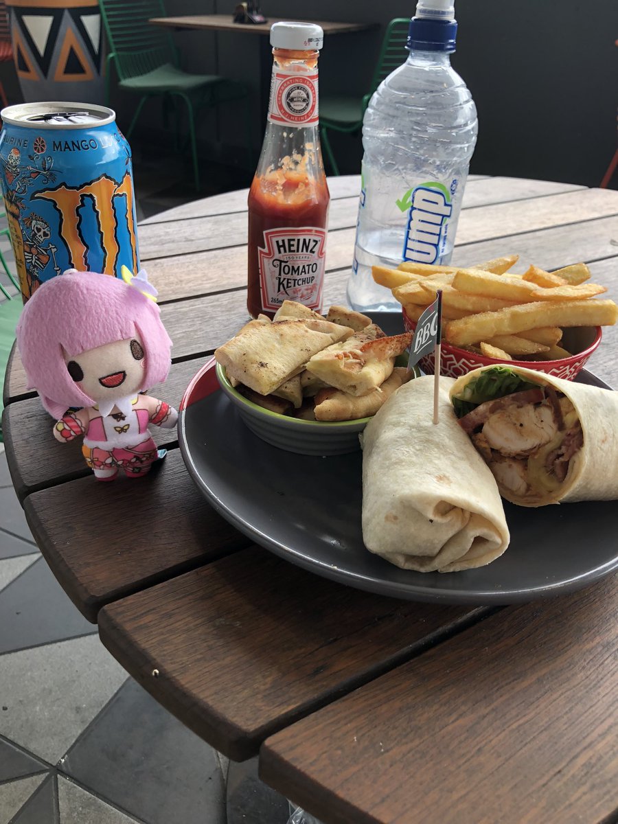 colleiMain's tweet photo. emu oshikatsu with my work meal.. hello little emunui and why are you at nandos even? https://t.co/wnxAoEOoYO