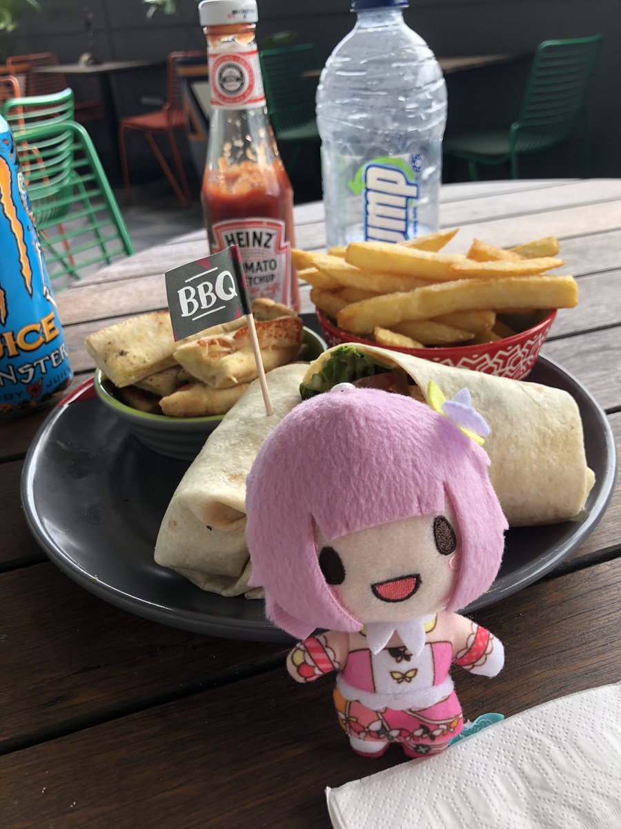colleiMain's tweet photo. emu oshikatsu with my work meal.. hello little emunui and why are you at nandos even? https://t.co/wnxAoEOoYO