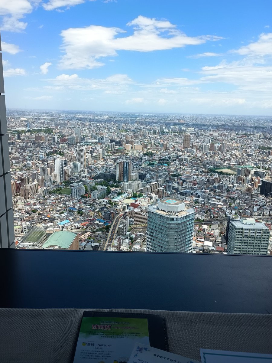 wavefl's tweet photo. スカイレストランの窓側席ってすごい、窓に向かってる https://t.co/UKu1RxwRzf