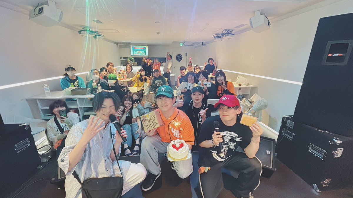 4nen2kumi_leo's tweet photo. 26.5.28 Leo4-2加入から4周年記念日！

皆様たくさんの応援本当にありがとうございます！！
たくさんの方に囲まれて4周年を迎えられて幸せ者です！！

これからもクソガキ隊長、そして世界一の歌声を届けていきますので、よろしくお願いします🔥🔥
出会ってくれた方々、本当にありがとうございます🧡🧡 https://t.co/9LRn69ekKK