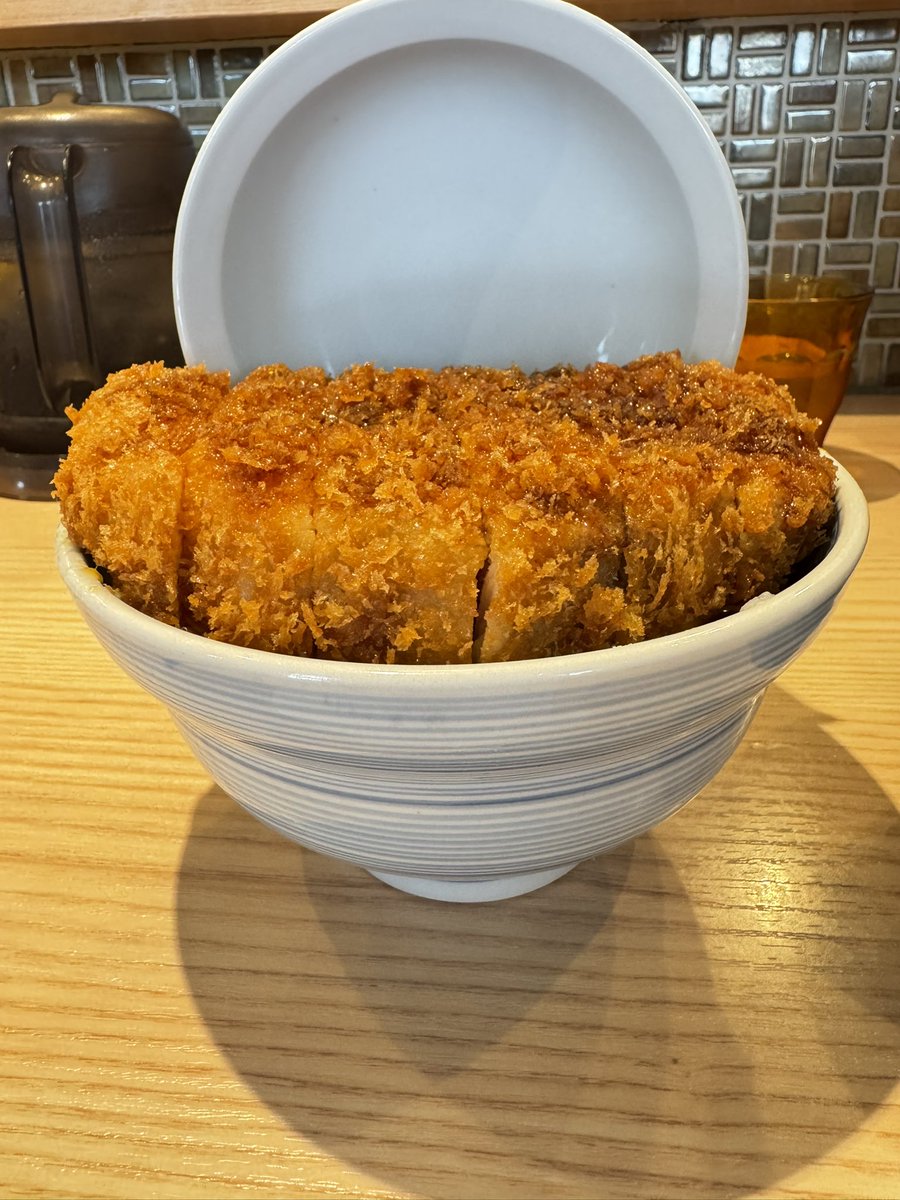 onzoooo's tweet photo. 特上ハーフ(180g)
卵トリプル

#とんかつ丸七 https://t.co/JPeh95QHzD