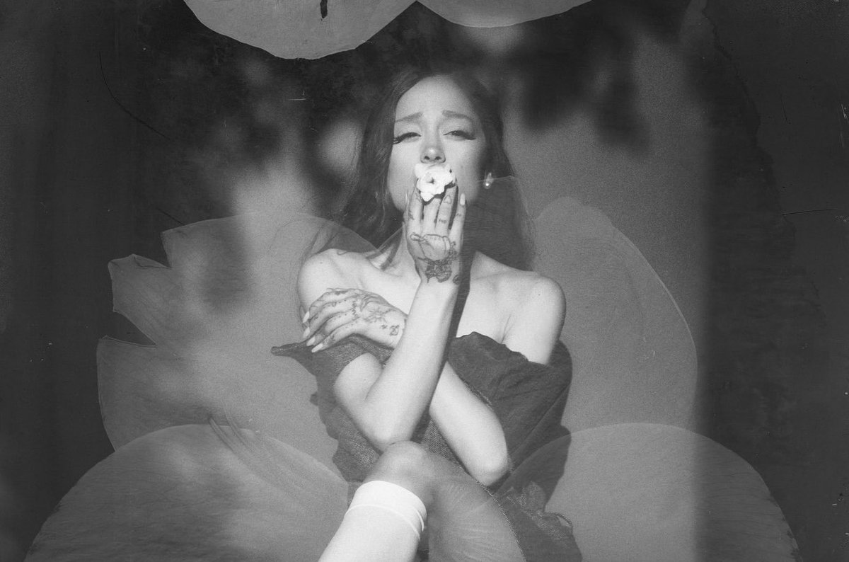 gwsmoonlights's tweet photo. we are so forever lucky to have grown up with ariana and experience each release night with her and just watch her artistic growth overtime... these moments are so special and so important to me https://t.co/k42GXQB4kN