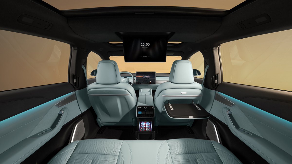 CNEVhome's tweet photo. Pre-orders for the new ONVO L60 have officially started, though pre-sale pricing wasn't announced. The official launch date is set for June 11.

No need to dwell on the exterior upgrades, as the interior sees the biggest changes—adding a 17.3-inch ceiling-mounted screen, a 6L heating and cooling fridge, and manual sunshades for the panoramic roof.

It remains to be seen whether these features will be optional. #ONVO #ChinaEV $NIO