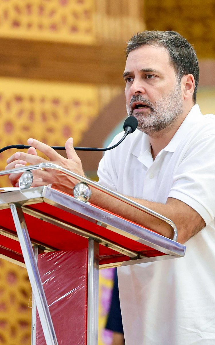 VoiceofRajniti's tweet photo. कुर्सी और लालच के लिए ईमान बदलने वाले जा सकते हैं, लेकिन देश के लिए लड़ने वाली विचारधारा कभी नहीं बदलती!

 कांग्रेस से गद्दार गए हैं, वफादार आज भी साथ खड़े हैं।

1.ज्योतिरादित्य सिंधिया -- ED से डरकर बीजेपी में गए.

2.हेमंता बिस्वा शरमा -- ED से डरकर बीजेपी में गए.
3.RPN सिंह -- बीजेपी में गए.

4. जितिन प्रशाद -- बीजेपी में 
5. केप्टन अमरिंदर सिंह - बीजेपी में गए 
6. सुनील जाखड़ - बीजपी में गए.

7. जयवीर शेरगिल - बीजेपी में.
8. रोहन गुप्ता - बीजेपी 
8. अनिल एंटनी - बीजेपी 
9. सुरेश पचौरी - mp के वरिष्ठ नेता और पूर्व केंद्रीय मंत्री जो अब बीजेपी में हैं।
10. अरविंद सिंह लवली - दिल्ली कांग्रेस के पूर्व अध्यक्ष जो अब बीजेपी में हैं 
11. अशोक चव्हाण - पूर्व मुख्यमंत्री महाराष्ट्र जो अब बीजेपी में हैं.

12. किरण कुमार रेड्डी - अविभाजित आंध्रप्रदेश के आखिरी मुख्यमंत्री जो अब बीजेपी में हैं.
13. शहजाद पूनावाला - बीजेपी में अब राष्ट्रीय प्रवक्ता हैं.
14. राधिका खेड़ा - बीजेपी में प्रवक्ता हैं.
15. आचार्य प्रमोद कृष्णन - अब बीजेपी में हैं.

इनमें से ज्यादातर नाम वह हैं जो राहुल गांधी के बेहद करीबी थे और जिन्हें बहुत बड़े पद दिए गए थे एवं 

राहुल गांधी खुद मंत्री भी बने बल्कि इनको मुख्यमंत्री और मंत्री बनाया गया.

यह वह बड़े नाम हैं जो कांग्रेस पार्टी को धोखा देकर सत्ता के लालच में बीजेपी में शामिल हो गए और 

अपनी विचारधारा से समझौता कर लिया लेकिन 

डीके शिवकुमार ने अपनी विचारधारा से समझौता नहीं किया और आज वह मुख्यमंत्री बनने जा रहे हैं.

कांग्रेस छोड़कर जाने वाले इन बड़े चेहरों से पूछिए—जब देश की जनता महंगाई और बेरोजगारी से लड़ 

रही है, तब आप अपने निजी स्वार्थ के लिए सत्ता की गोद में क्यों बैठ गए?"