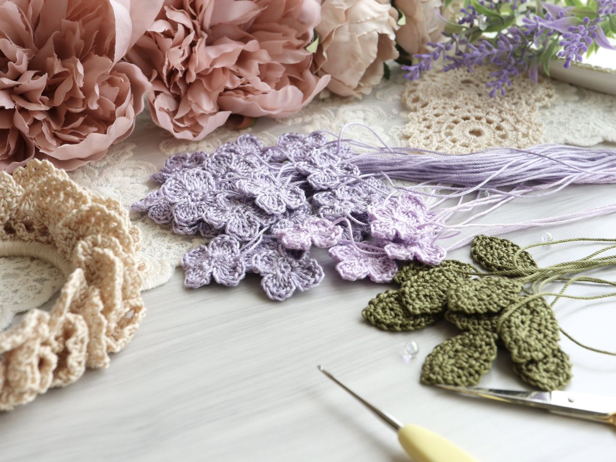 kyati05's tweet photo. 紫陽花のシュシュを作りました*.+ﾟ

雨上がりの紫陽花をイメージして、ガラスビーズで小さく光る雫を表現してみました😊

よかったらご覧ください♡

#編み物 https://t.co/ZvRtdIWFB0