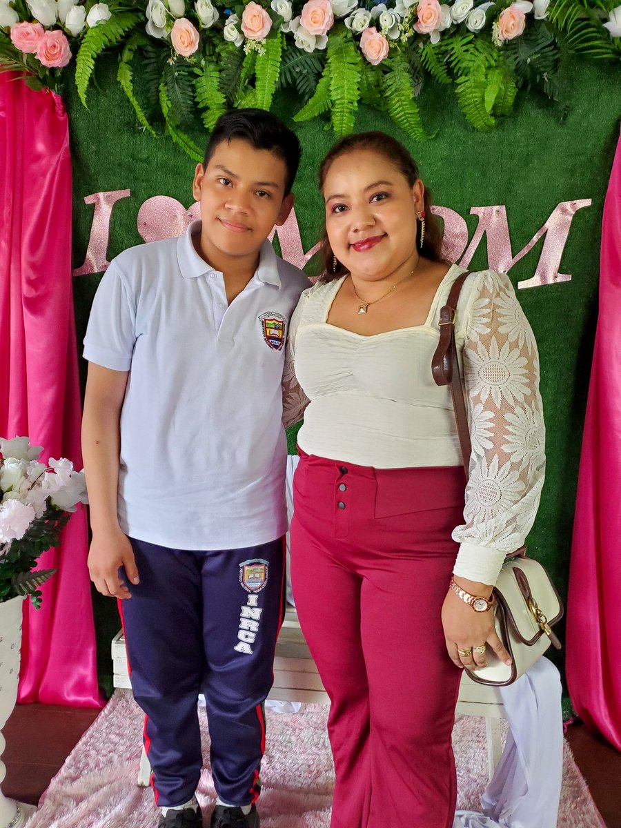 SecretariaCMB's tweet photo. 💐 El Instituto Nacional Público de Boaco “Rosa Cerda Amador” celebró con alegría a las madres de familia 👩‍👧‍👦❤️, reconociendo su amor, entrega y dedicación. 🎶✨

#DíaDeLasMadres #Boaco #RosaCerdaAmador #MadresNicaragüenses #Educación #Nicaragua https://t.co/uebcOGp1xX