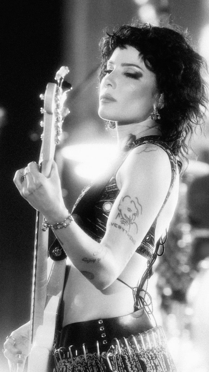 93angelonfire's tweet photo. a whole rockstar https://t.co/Uj4ZZ2zzID