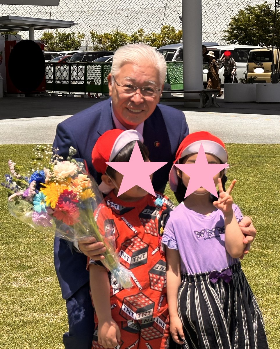 ic_seiji's tweet photo. 【花の日礼拝】礼拝の後、日頃の感謝の気持ちを込めて周りの方のお花を届けました。5歳児は市長さん、そして消防士さんに「いつもありがとう」の言葉と共に、持ち寄った花で作った花束を渡しました。 https://t.co/Jy4derRnNO