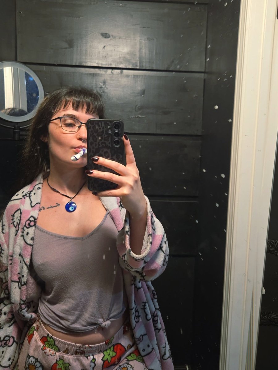 OwnedbyKat's tweet photo. come lick my mirror clean https://t.co/Kiw56Vu1mT