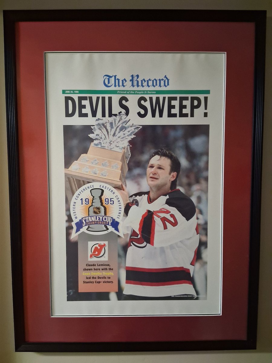 Pmurf31's tweet photo. @MartinBrodeur @EJHradek_NHL https://t.co/2HRAp9LWLA