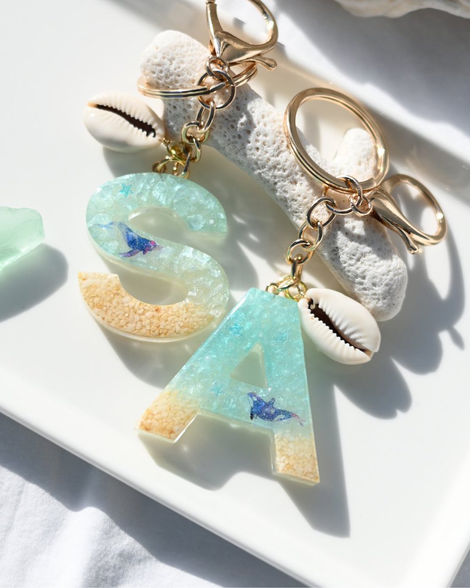 moani_create's tweet photo. 海のきらめきと砂浜を閉じ込めた、イニシャルキーホルダーを作っています🌊

バッグや鍵につけるだけで、小さな南国気分を連れて歩けるように🤲🏻🏝️

こういう海っぽい小物、好きな人に届いたら嬉しいです🐚✨ https://t.co/9CjaPkEF1s