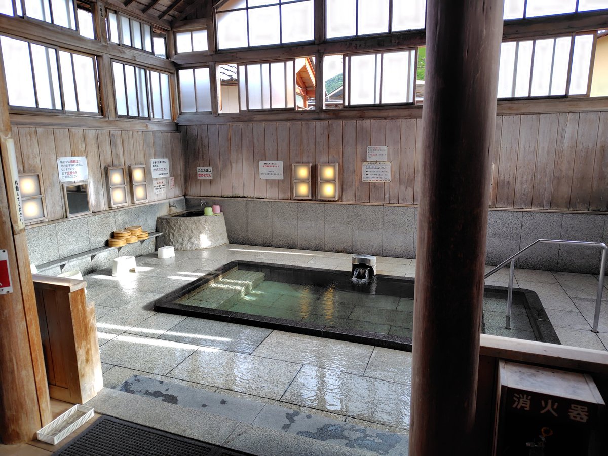 NachironB's tweet photo. #甑島 への旅29日目の今朝は #車中泊 してた #福島県 の #道の駅ふくしま から車で15分ほどの #飯坂温泉 #鯖湖湯 で #朝風呂 でした。噂通り熱かったけど入れました。
その後は #仙台 の通勤ラッシュに巻き込まれながら北上を続けて、今は #岩手県 の #道の駅平泉 で #生姜焼き定食 　を食べてました。 https://t.co/eDWCvUU7x2