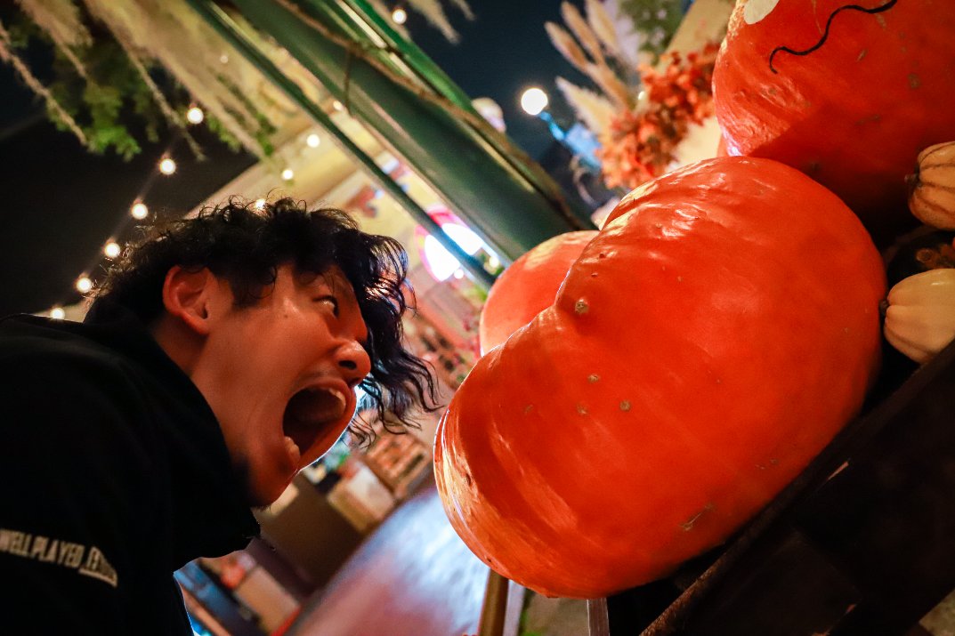 wp_zoo's tweet photo. 最高の企画とか戦略を考える。
鼻息荒く誰かに提案してみる。
全く刺さらないって事はないけど思ってたほどの反応は返ってこない。
話しづらかった箇所、相手の反応が悪かった箇所を見直す。話す順番とかも変えてみる。

これを繰り返すと5人目くらいで途端に刺さったりする。
こっちの熱量がまっすぐ届いている実感。

何が言いたいかって、最高の提案を作りたいならさっさと誰かにぶつけてみた方が良いって事。
初稿で刺さるケースまじで少ない。