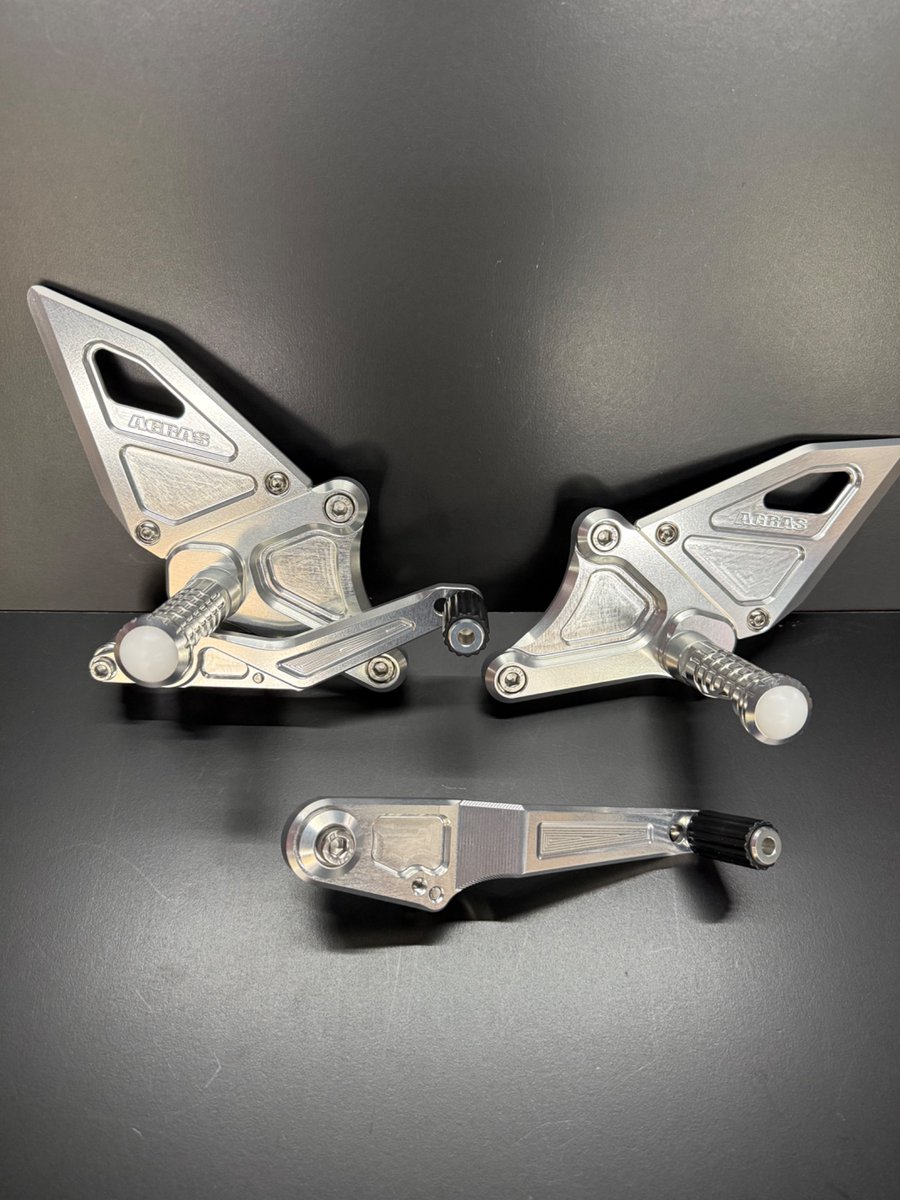 agras_agras's tweet photo. アグラス製CB1000F/SE用4ポジションバックステップ（312-188-000）

新型CB1000F/SE用バックステップが発売されました。
ポジション調整は4つでUPでは40㎜または50㎜、BACKでは30㎜または40㎜にポジション変更ができます。
純正オプションのクイックシフター装着車にも対応しています。
ライディングポジションを理想的な状態に調整し、ロングツーリングやサーキット走行ても一段階上の走行体験ができるでしょう。

#AGRAS
#アグラス
#CB1000F
#ホンダ
#アグラスカラミーショップ
#SC94
#HONDA
#カスタムパーツ
#カスタムバイク
#バックステップ
#4ポジション