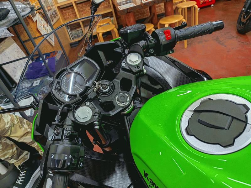 BikehouseZero's tweet photo. Ninja 250 KRT EDITIONといえば、シャープなスタイリングに軽快な走り、そしてハイパフォーマンスを兼ね備えた人気モデル！💚軽量ボディで扱いやすく、街乗りからワインディングまで気持ちよく走れる一台です。さらに、アシスト＆スリッパークラッチやLEDヘッドライトユニット、ギヤポジションインジケーターなど装備も充実✨ 気になった方は #バイクハウスゼロ浦和駒場店 048-886-8114まで https://t.co/yT7KqZYE9k