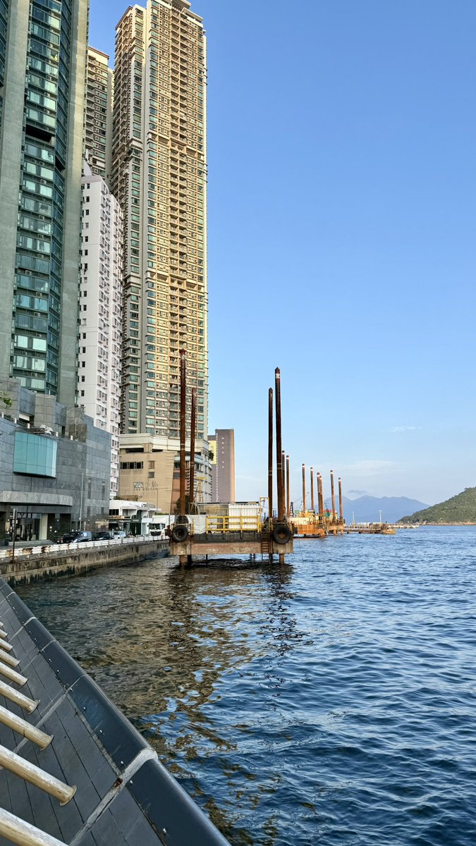 ivanbogdan's tweet photo. Offshore oil rigs appeared alongside the coast of Kennedy Town. Looks like we are getting another fancy harbourfront boardwalk extension #HongKong https://t.co/RxEe3H8FQU