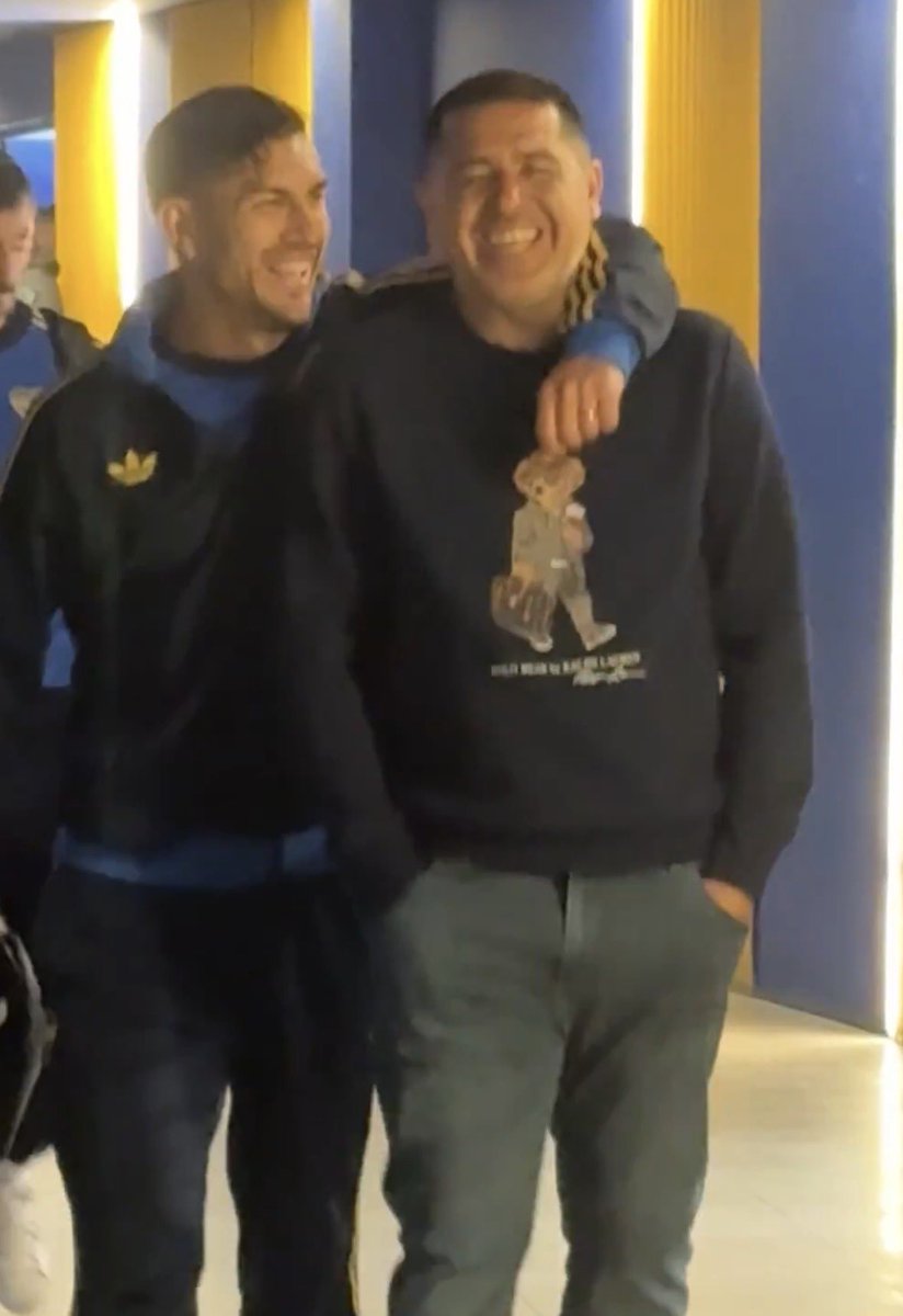 luchoboster0's tweet photo. @Labocatw Va a ser un año divertido dijo Roman, cada palabra que dijo fue completamente todo al revés. Se daban el tupe de cagarse de risa cuando nos acababan de robar en plena bombonera. No había otro destino que este. https://t.co/hd0eyAfXnK
