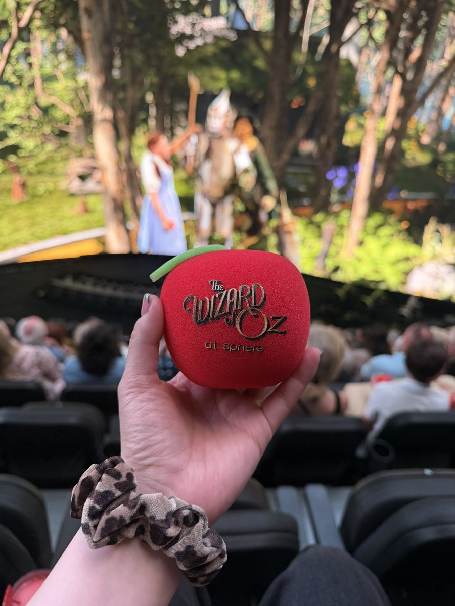 femmeshepard's tweet photo. thank u random russian man who sat next to me at the sphere and gave me the apple he caught bc i couldn’t catch one you’re a real one https://t.co/xtcMvCmDhp