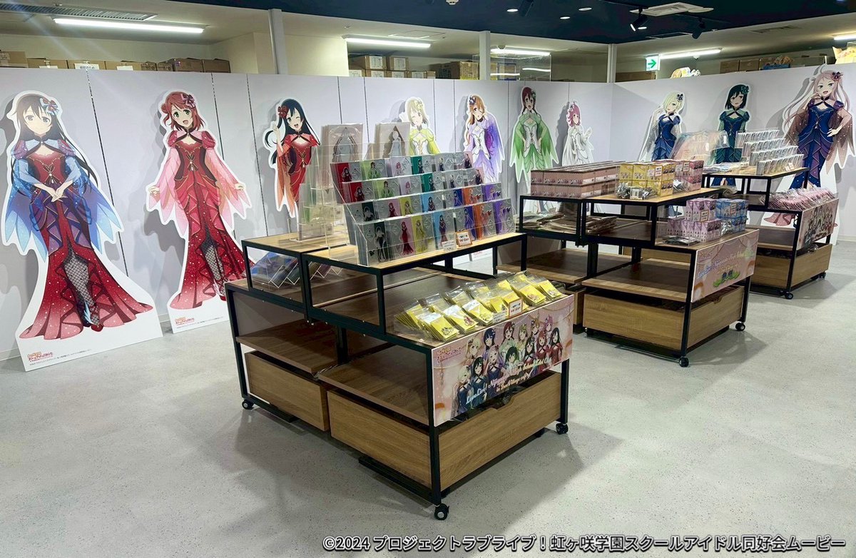 muzzle_incdot's tweet photo. 『ラブライブ！虹ヶ咲学園スクールアイドル同好会』
POP UP STORE in ツリービレッジ 横浜✨
🌈本日より開催🌈

描き下ろしイラストを使用したグッズ販売や、
虹ヶ咲をイメージしたオリジナルメニューをご用意🎶

📅開催期間
5月29日(金)〜6月26日(金)
📍ツリービレッジ横浜店

🎁1会計2,500円(税込)ご購入ごとに
「ポストカード(全13種)」をランダムで1枚プレゼント！

詳細→https://t.co/2WF1igzKXJ

#虹ヶ咲 #lovelive #マズル