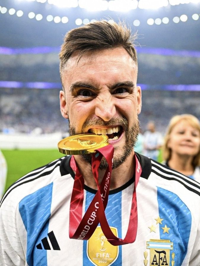 SoloBanfield's tweet photo. 𝐄𝐋 𝐓𝐄𝐑𝐂𝐄𝐑𝐎 𝐃𝐄 𝐓𝐀𝐆𝐋𝐈𝐀

Lionel Scaloni dio a conocer la lista definitiva para el Mundial 2026 y confirmó la presencia de Nicolás Tagliafico dentro de los 26 futbolistas que irán a defender el trofeo obtenido en Qatar 2022.

Será la tercera participación del defensor surgido de Banfield en una Copa del Mundo, siendo Rusia 2018 su primera experiencia. En total, suma 10 partidos disputados en mundiales (722 minutos), habiendo jugado 7 como titular.

El estreno de la Selección Argentina, con NT3 entre los titulares, será el martes 16 de Junio (22 hs) ante Argelia, el lunes 22 de Junio (14 hs) se medirá ante Austria y el sábado 27 de Junio (23 hs) cerrará su participación en el Grupo J ante Jordania.