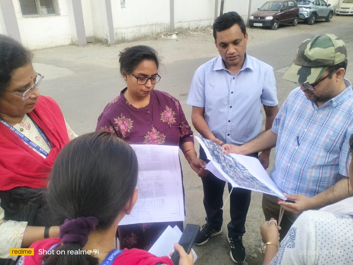 dco_mp's tweet photo. जनगणना 2027 के अंतर्गत मध्य प्रदेश में दिनांक 01 से 30 मई 2026 की अवधि में संचालित मकानसूचीकरण एवं मकानों की गणना कार्य का भारत के महारजिस्ट्रार कार्यालय से आए अधिकारियों द्वारा विभिन्न जिलों में निरीक्षण किया गया।
निरीक्षण के दौरान विदिशा जिले में श्री बाबुल रॉय, उप महारजिस्ट्रार, इंदौर में श्रीमती उर्मिशा नंदी, संयुक्त निदेशक, भोपाल में श्रीमती वरिंदर कौर, वरिष्ठ अनुसंधान अधिकारी, रायसेन में श्रीमती विधि गोविल, अनुसंधान अधिकारी, गुना में श्री डाल सिंगार वर्मा, सहायक निदेशक तथा श्योपुर में श्री शशि प्रकाश, सहायक निदेशक द्वारा जिलों में फील्ड स्तर पर संचालित जनगणना कार्यों का अवलोकन कर प्रगणकों एवं पर्यवेक्षकों से चर्चा की तथा कार्य की प्रगति एवं डिजिटल डेटा संकलन प्रक्रिया की समीक्षा की। 
अधिकारियों ने जनगणना कार्य की गुणवत्ता, आंकड़ों की शुद्धता एवं निर्धारित समय-सीमा में कार्य पूर्ण करने पर विशेष जोर दिया। साथ ही उन्होंने जनगणना कार्य में संलग्न अधिकारियों एवं कर्मचारियों के प्रयासों की सराहना करते हुए कहा कि जनगणना को प्रभावी एवं सफल बनाने में आमजन का सहयोग अत्यंत महत्वपूर्ण है।
मध्य प्रदेश में जनगणना 2027 का कार्य डिजिटल माध्यम से सुव्यवस्थित एवं सतत रूप से संचालित किया जा रहा है। @CensusIndia2027 @PIBBhopal @HMOIndia @JansamparkMP #dcomp #dcomadhyapradesh #census2027 #censusindia