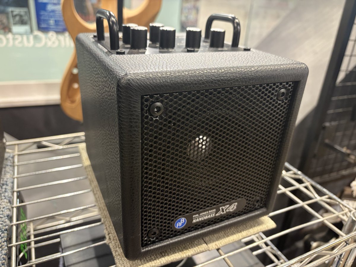 espcustomshop's tweet photo. 【商品情報！】Phil Jones Bass NANOBASS X4 Blackが入荷しました！

小型ながら迫力のあるサウンドを楽しめるベースアンプ！
Bluetooth接続で曲を流しながら練習できて超便利です👍

詳細・ご注文は→https://t.co/WIvdfNbCMX
#PJB #ベース #アンプ #楽器 #梅田 https://t.co/KOcH0a12jS