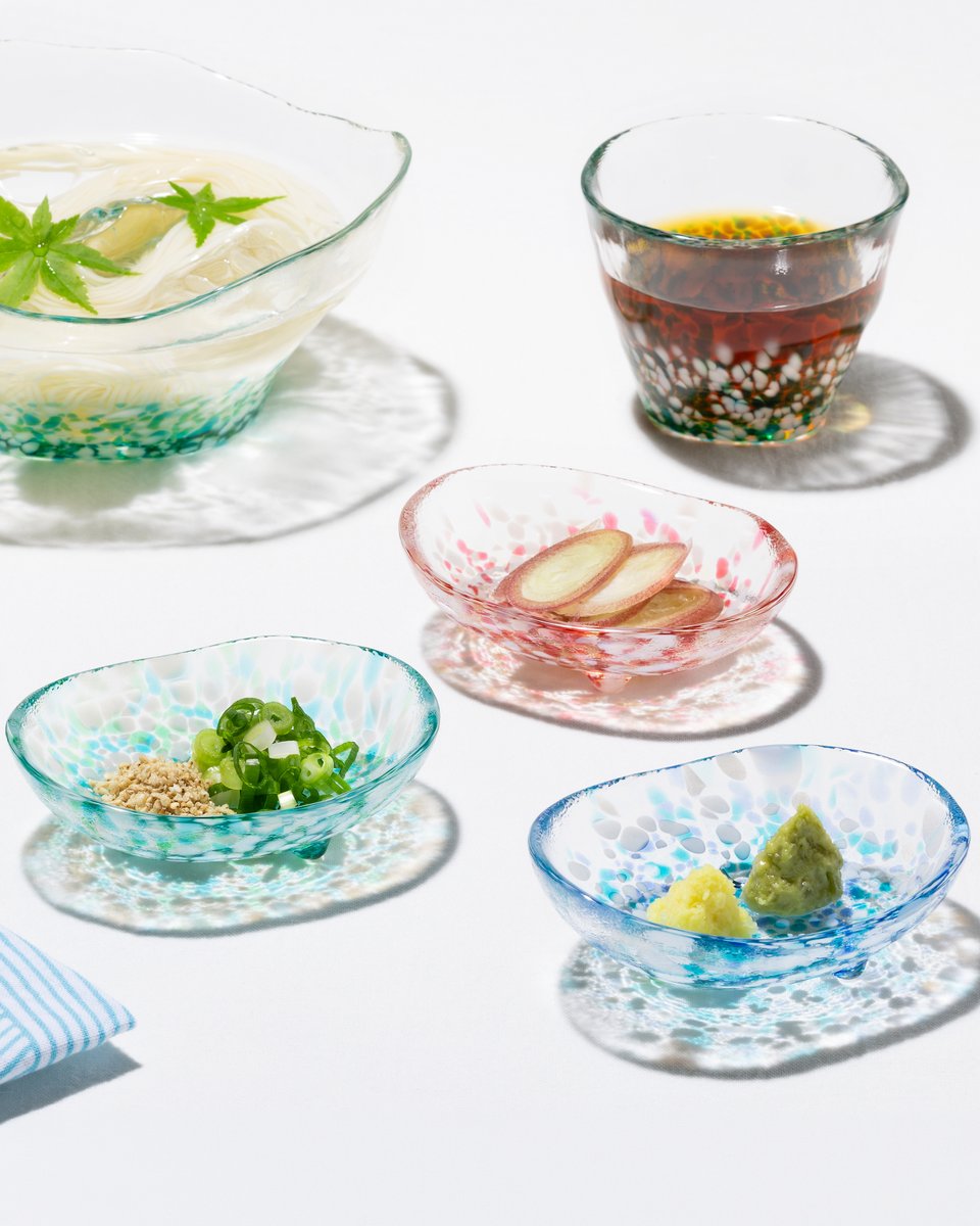 tsugaruvidro's tweet photo. 【新商品】津軽の花  浅小鉢・三つ足豆皿　発売

「津軽の花」は津軽の春から初夏にかけて咲く花々の情景を表現したシリーズ💐
既存のフリーグラス、多様鉢に加え、薬味入れや小分けに便利な浅小鉢・三つ足豆皿の追加しました。

見た目にも涼やかなデザインで、夏の食卓を演出します🎐

#津軽びいどろ https://t.co/oCDanwWETK