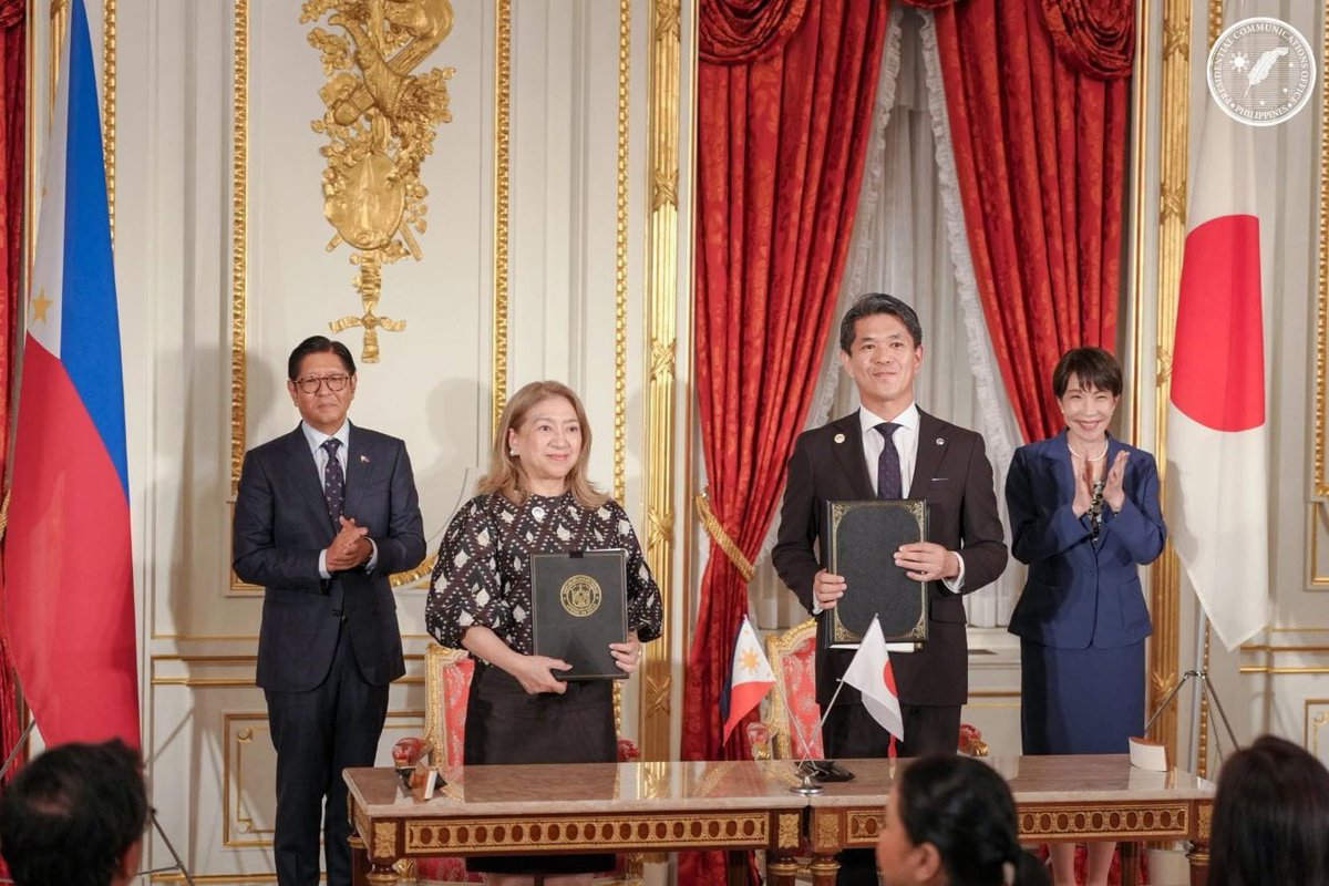 AmbJPNinPH's tweet photo. At the Summit Meeting between Prime Minister @takaichi_sanae &amp; President @bongbongmarcos, 🇯🇵 &amp; 🇵🇭 have now elevated our bilateral ties into the Comprehensive Strategic Partnership. Together, we’re weaving the future for greater peace, prosperity, and possibilities! 🤝 https://t.co/IahatJ1hAC