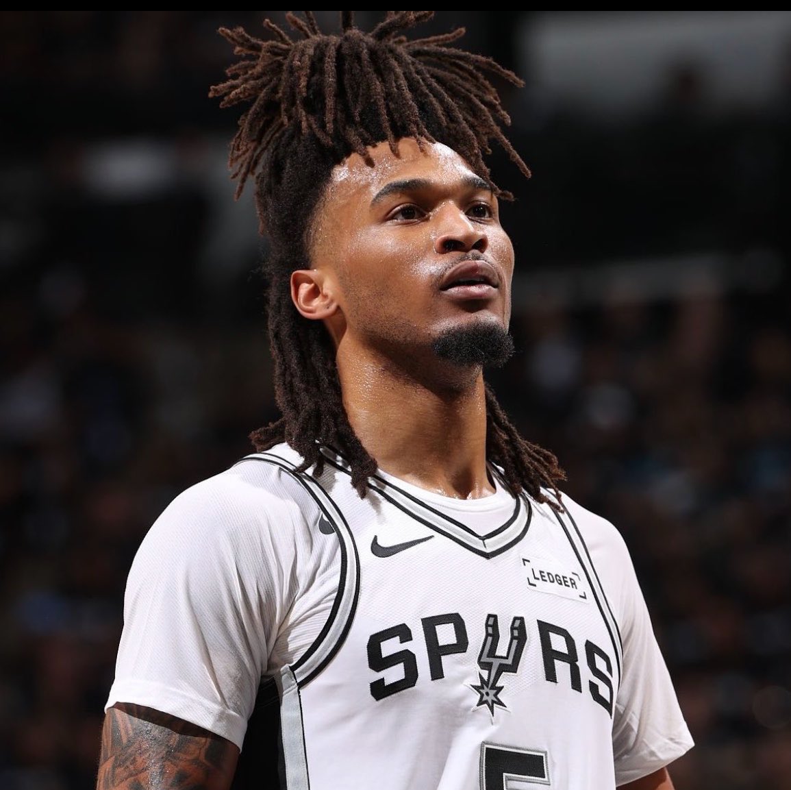 pisounalinha's tweet photo. Victor Wembanyama é o herói.

Mas repito.

Stephon Castle faz um dos trabalhos defensivos mais absurdos que já vi na vida nessa série.

Nós nunca vimos Shai Gilgeous-Alexander com tanta dificuldade.

Óbvio, é um trabalho coletivo, Wemby na cobertura, Vassell como ajuda individual.

Mas Castle está demais e é impressionante que alguém no 2º ano já consiga fazer tanto e suportar tanta pressão dos dois lados da quadra.

Em suma, o Spurs tem pedido para que ele seja o 2º jogador mais importante ofensivamente e para que defenda um DUAS VEZES MVP do outro lado.

Castle não se acovardou, ele abraçou o desafio.

Hoje, fez mais pontos, rebotes e assistências que Shai Gilgeous-Alexander.