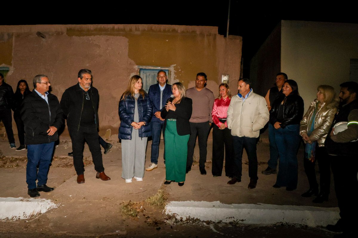 TeresitaMadera's tweet photo. Llegamos a Vinchina, donde ya se palpita un nuevo aniversario de la comunidad ❤️

Junto a la intendenta Adriana Arias
realizamos el encendido simbólico en el Monumento al Arriero Cordillerano para dejar inaugurados 7 kilómetros de luminaria totalmente nueva, uniendo el ingreso de la localidad con el Parque de la Familia.

Más luz, más seguridad y más espacios de encuentro y recreación para las familias!