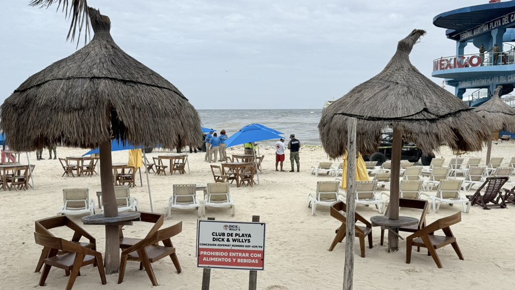 rca761's tweet photo. LO SACARON DEL MAR… pero ya era demasiado tarde

Playa del Carmen vivió una escena estremecedora la tarde de este jueves, luego de que un hombre de aproximadamente 30 a 35 años fuera encontrado flotando cerca del muelle fiscal y rescatado por un guardavidas, tras el reporte de personas que caminaban por la zona.

El cuerpo, de complexión robusta, fue llevado hasta la orilla de la playa frente a decenas de curiosos, mientras elementos de la Policía Turística, Protección Civil, Marina, ZOFEMAT y paramédicos arribaban al sitio. Sin embargo, ya nada pudieron hacer: la víctima no contaba con signos vitales e incluso presentaba cambios de coloración en la piel.

Hasta el momento permanece en calidad de desconocido, ya que no llevaba cartera ni documentos que permitieran identificarlo. Tampoco se sabe si había ingerido alcohol o alguna sustancia.

La zona quedó acordonada mientras se esperaba la llegada de la Policía Ministerial y personal del Semefo para el levantamiento del cuerpo.