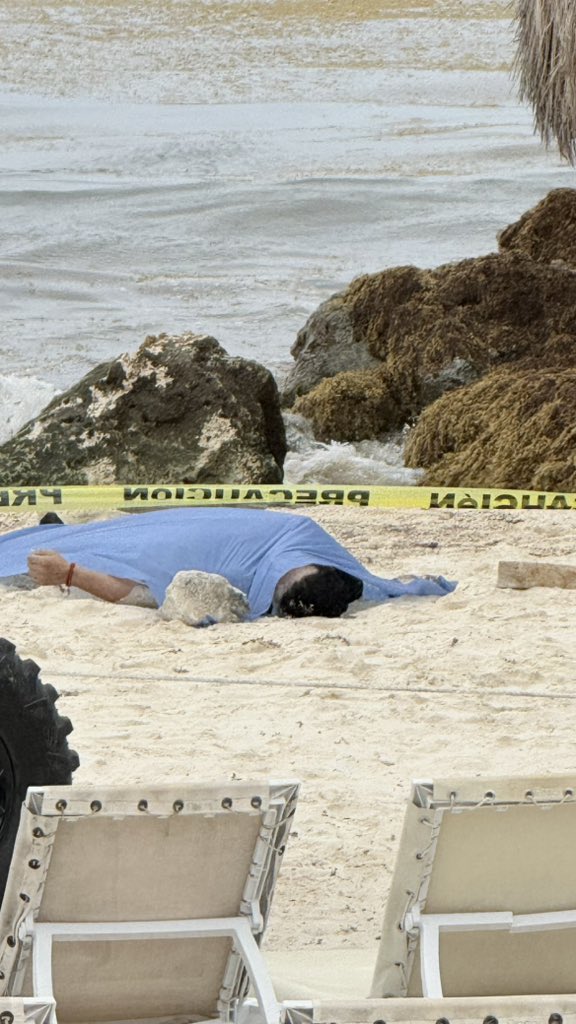 rca761's tweet photo. LO SACARON DEL MAR… pero ya era demasiado tarde

Playa del Carmen vivió una escena estremecedora la tarde de este jueves, luego de que un hombre de aproximadamente 30 a 35 años fuera encontrado flotando cerca del muelle fiscal y rescatado por un guardavidas, tras el reporte de personas que caminaban por la zona.

El cuerpo, de complexión robusta, fue llevado hasta la orilla de la playa frente a decenas de curiosos, mientras elementos de la Policía Turística, Protección Civil, Marina, ZOFEMAT y paramédicos arribaban al sitio. Sin embargo, ya nada pudieron hacer: la víctima no contaba con signos vitales e incluso presentaba cambios de coloración en la piel.

Hasta el momento permanece en calidad de desconocido, ya que no llevaba cartera ni documentos que permitieran identificarlo. Tampoco se sabe si había ingerido alcohol o alguna sustancia.

La zona quedó acordonada mientras se esperaba la llegada de la Policía Ministerial y personal del Semefo para el levantamiento del cuerpo.