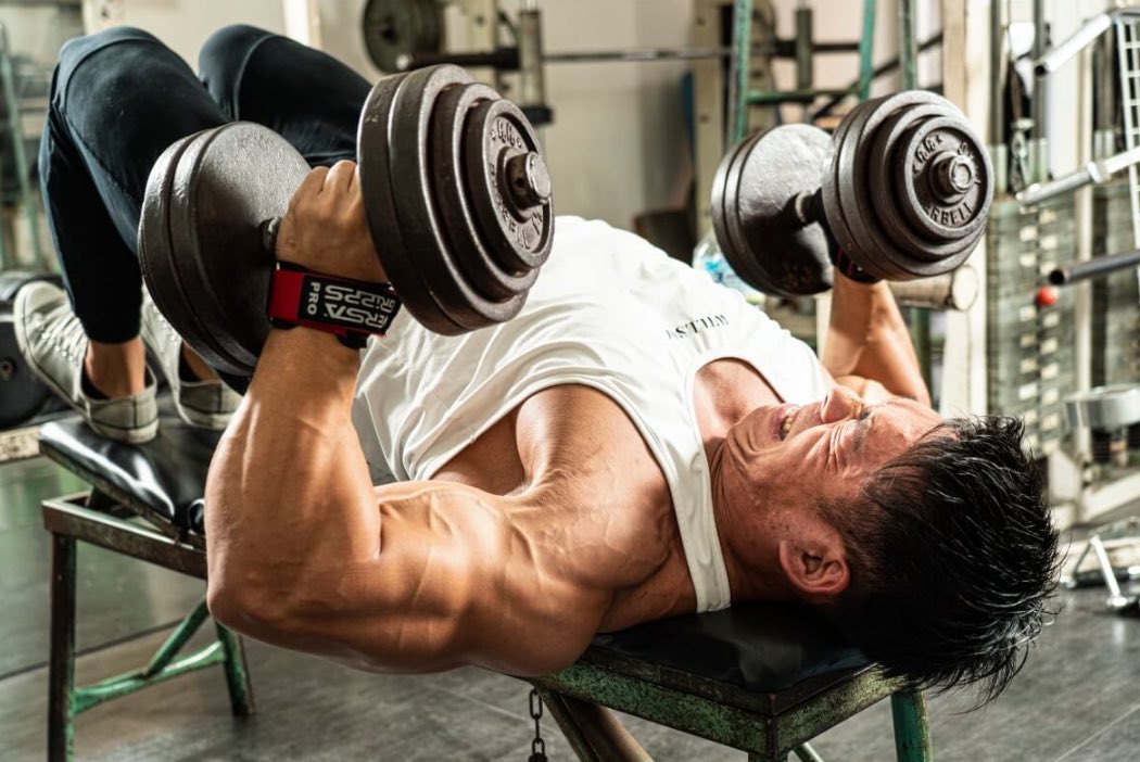 FITNESSLOVE_twt's tweet photo. 怪物の大胸筋を作った、ダンベルフライなどのトレーニング方法に迫る

【解説！怪物・扇谷開登の超高密度トレーニング】 
https://t.co/GHZhYb1vpG #FITNESS LOVE @FITNESSLOVE_twtより https://t.co/fS8DmhEVTG