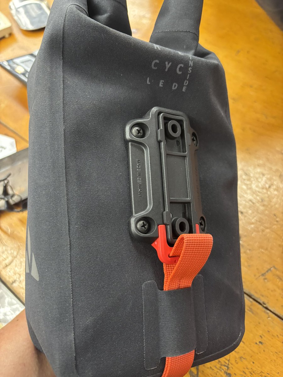 ogwcycle's tweet photo. ミズタニ自転車さんがVAUDEの製品を持っていらしてくださいました。
写真のTRAIL FORKとTRAIL SADDLE Mは取り付けにKLICKFIXを使用しており着脱が容易。価格も比較的リーズナブルです。 https://t.co/TS9fHHG4rU