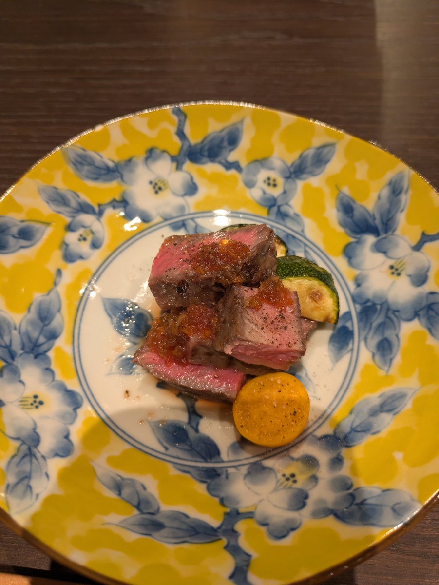 meqqe_official's tweet photo. 毎月29日は「肉の日」🍖✨
がっつり食べるお肉もいいけれど、職人の技が光る極上の「和の肉料理」を堪能するのもいいものです💁‍♀️

【ima（アイマ）和食】
https://t.co/gIyKemDhZi
成城学園前の閑静な住宅街に佇む、大人の隠れ家のような和食料理店。
こちらでぜひ味わっていただきたいのが、厳選されたブランド牛を使用した「常陸牛内ももの炭火焼」です🤤
炭火でじっくりと香ばしく焼き上げられたお肉は、きめ細かく柔らかな肉質と、噛むほどに溢れる濃厚な旨味がたまらない一品。

極上のお肉と美味しいお酒で、贅沢な大人時間を過ごしたい✨✨

#肉の日 #成城学園前  #ima #アイマ
