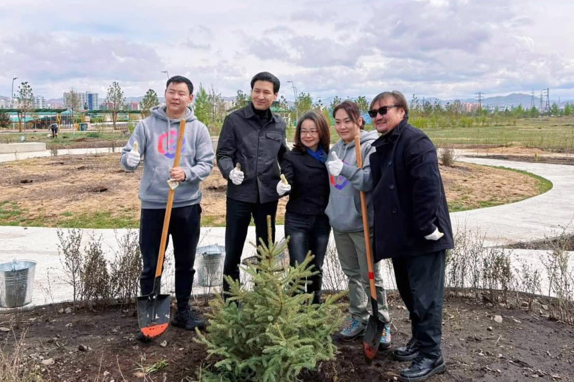 ChnAmbMongolia's tweet photo. Манай Элчин сайдын яам болон Монгол-Хятадын найрамдлын нийгэмлэгийн хамтран зохион байгуулсан мод тарих арга хэмжээнд оролцсон улс төрийн хүрээлэл болон салбар бүрийн найз нөхдөдөө талархал илэрхийлье. Монгол, Хятадын найрамдлын цэцэрлэгийн хөгжлийг дэмжин, "Тэрбум мод" үндэсний хөдөлгөөнд хувь нэмрээ оруулж, цөлжилттэй тэмцэх хамтын ажиллагааг бэхжүүлэх талаар хоёр улсын төрийн тэргүүн нарын хооронд хүрсэн нийтлэг ойлголтыг хэрэгжүүлсэн үйл хэрэг боллоо. 
Ногоон хөгжил нь Хятадын XV таван жилийн төлөвлөгөө болон Монгол Улсын шинээр баталсан ирэх таван жилийн төлөвлөгөөний хамтын өнгө төрх болж, хоёр улсын хөгжлийг илүү тогтворжуулж, хоёр орны ард иргэдэд улам их үр өгөөжийг авчирна гэж найдаж байна. 
Та бүхэн Үндэсний цэцэрлэгт хүрээлэнгээр зочлох үедээ Монгол, Хятадын найрамдлын цэцэрлэгт морилон саатаарай. Тэнд хоёр улсын найрамдлын бэлгэдэл бүхий Панда, Мазаалай баавгайн хөшөө та бүхнийг хүлээж байх болно! 🌳

My appreciation goes to friends from political parties and different organizations for participating in the tree-planting event  organized by the Embassy and the Mongolia-China Friendship Association. This aims to support the construction of the China-Mongolia Friendship Park and respond to the “Billion Tree” Initiative, and implement the consensus reached by the two heads of state on strengthening cooperation in combating desertification.
I believe green development will become the defining feature of China's 15th Five-Year Plan and Mongolia's new Five-Year Development Guideline, making development in both countries more sustainable and bringing greater benefits to our peoples.
If you visit the National Park, don't forget to stop by the China-Mognolia Friendship Park, where the panda and the mazalai that symbolize the friendship between our two countries will be waiting to welcome you! 🌳
