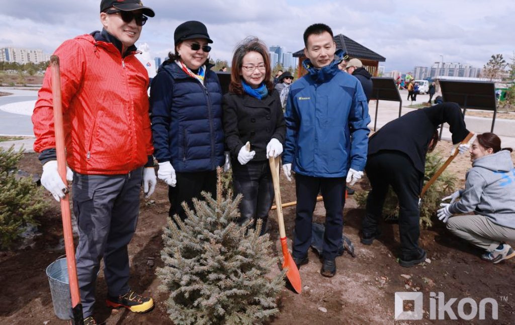 ChnAmbMongolia's tweet photo. Манай Элчин сайдын яам болон Монгол-Хятадын найрамдлын нийгэмлэгийн хамтран зохион байгуулсан мод тарих арга хэмжээнд оролцсон улс төрийн хүрээлэл болон салбар бүрийн найз нөхдөдөө талархал илэрхийлье. Монгол, Хятадын найрамдлын цэцэрлэгийн хөгжлийг дэмжин, "Тэрбум мод" үндэсний хөдөлгөөнд хувь нэмрээ оруулж, цөлжилттэй тэмцэх хамтын ажиллагааг бэхжүүлэх талаар хоёр улсын төрийн тэргүүн нарын хооронд хүрсэн нийтлэг ойлголтыг хэрэгжүүлсэн үйл хэрэг боллоо. 
Ногоон хөгжил нь Хятадын XV таван жилийн төлөвлөгөө болон Монгол Улсын шинээр баталсан ирэх таван жилийн төлөвлөгөөний хамтын өнгө төрх болж, хоёр улсын хөгжлийг илүү тогтворжуулж, хоёр орны ард иргэдэд улам их үр өгөөжийг авчирна гэж найдаж байна. 
Та бүхэн Үндэсний цэцэрлэгт хүрээлэнгээр зочлох үедээ Монгол, Хятадын найрамдлын цэцэрлэгт морилон саатаарай. Тэнд хоёр улсын найрамдлын бэлгэдэл бүхий Панда, Мазаалай баавгайн хөшөө та бүхнийг хүлээж байх болно! 🌳

My appreciation goes to friends from political parties and different organizations for participating in the tree-planting event  organized by the Embassy and the Mongolia-China Friendship Association. This aims to support the construction of the China-Mongolia Friendship Park and respond to the “Billion Tree” Initiative, and implement the consensus reached by the two heads of state on strengthening cooperation in combating desertification.
I believe green development will become the defining feature of China's 15th Five-Year Plan and Mongolia's new Five-Year Development Guideline, making development in both countries more sustainable and bringing greater benefits to our peoples.
If you visit the National Park, don't forget to stop by the China-Mognolia Friendship Park, where the panda and the mazalai that symbolize the friendship between our two countries will be waiting to welcome you! 🌳