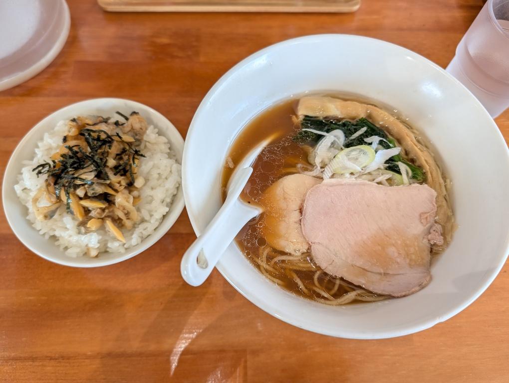 Hoshiimo1103's tweet photo. 気になっていた中華そば 芳さんへ
貝出汁中華そば 醤油&amp;貝ごはん
美味しゅうございました https://t.co/qqLTyUPgkc